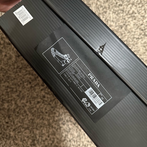 Prada sneaker w/ Pouch - Picture 7 of 8